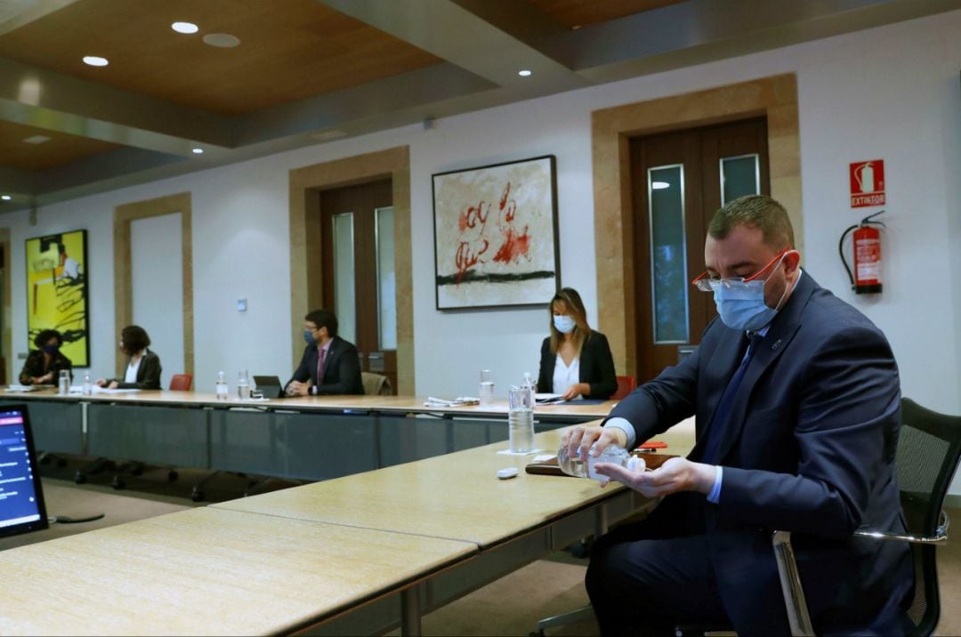 El presidente, Adrián Barbón, durante la reunión del Consejo de Gobierno.
