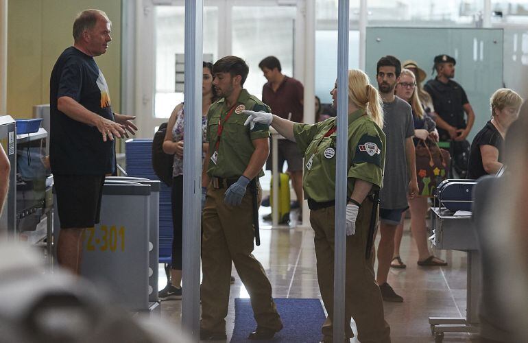 Las colas para acceder al control de seguridad en El Prat van en aumento.