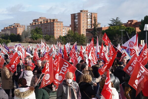 UGT y CCOO rodean las Cortes  como protesta al gobierno autonómico de PP y VOX