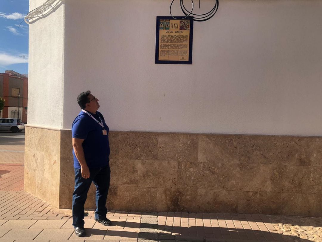 Jesús Harinero de &quot;Don Quxote Tours&quot; en la Plaza de la Justa