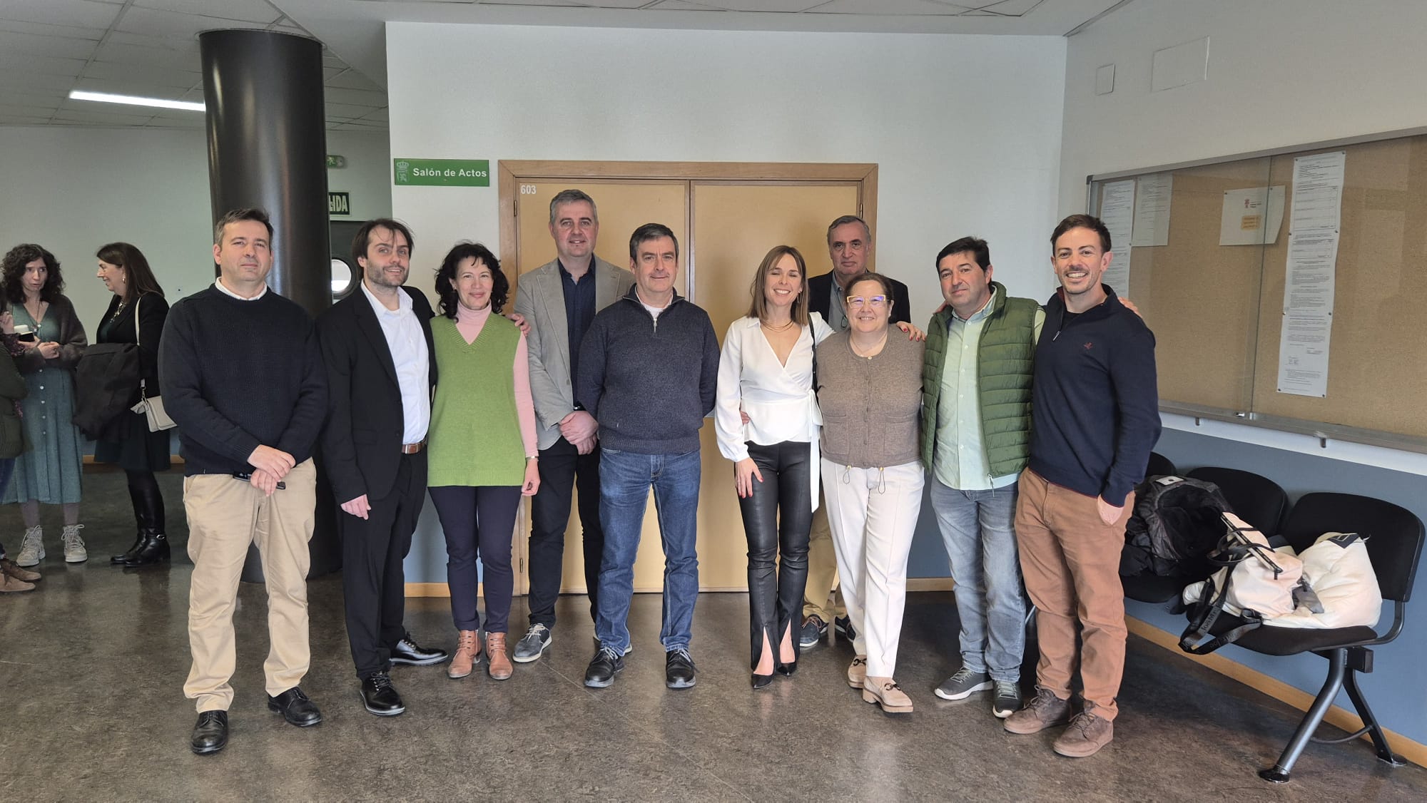 Flor Álvarez Taboada (en el centro de blanco) y Pablo Rodríguez (segundo por la izquierda) con el equipo de la EIAF