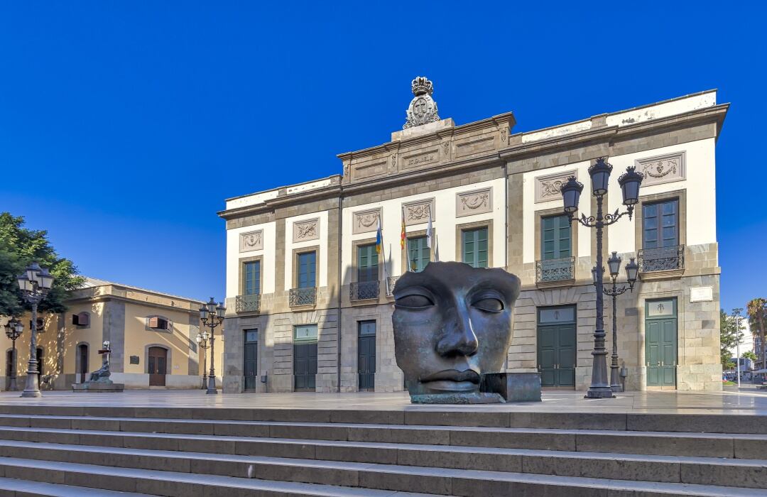 Fachada del Teatro Guimerá de Santa Cruz de Tenerife, escenario en donde se hace entrega de los Premios Canarias y Medallas de Oro 2021