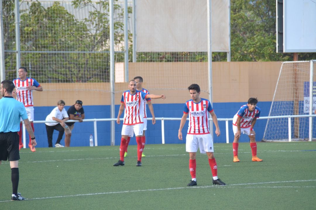 Jugadores del CD Jávea durante un partido.