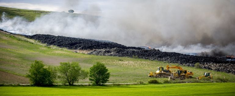 Vista del incendio de neumáticos en Seseña (Toledo) 