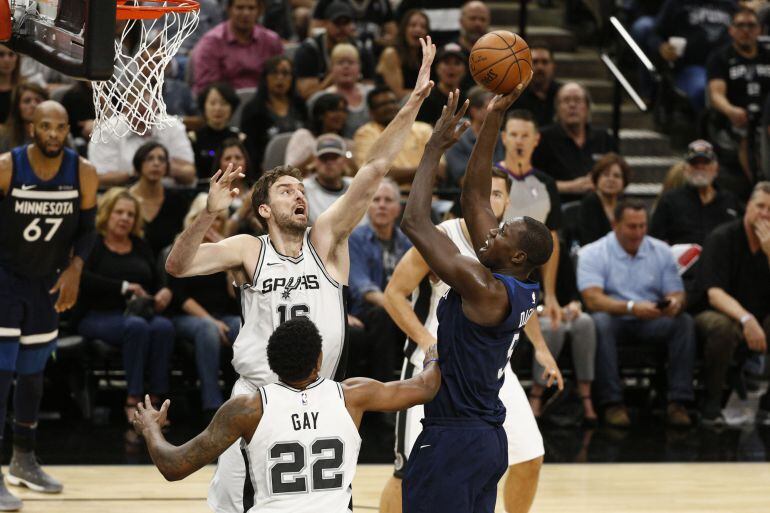 Pau Gasol defiende un tiro de Gorgui Dieng