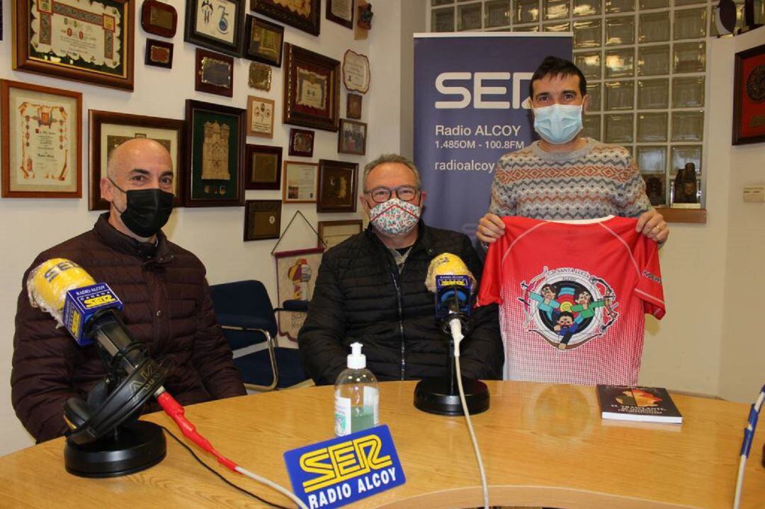 Del Olmo y Candela regalan a Radio Alcoy una camiseta del club