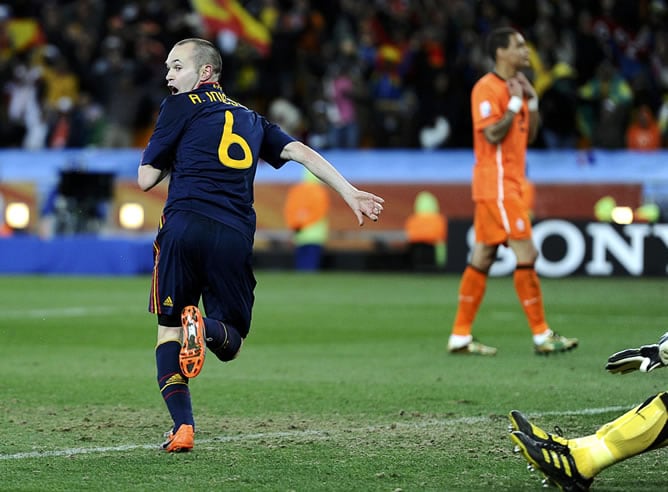 Andrés Iniesta marcó frente a Holanda el gol que dio a España la victoria en la final del Mundial