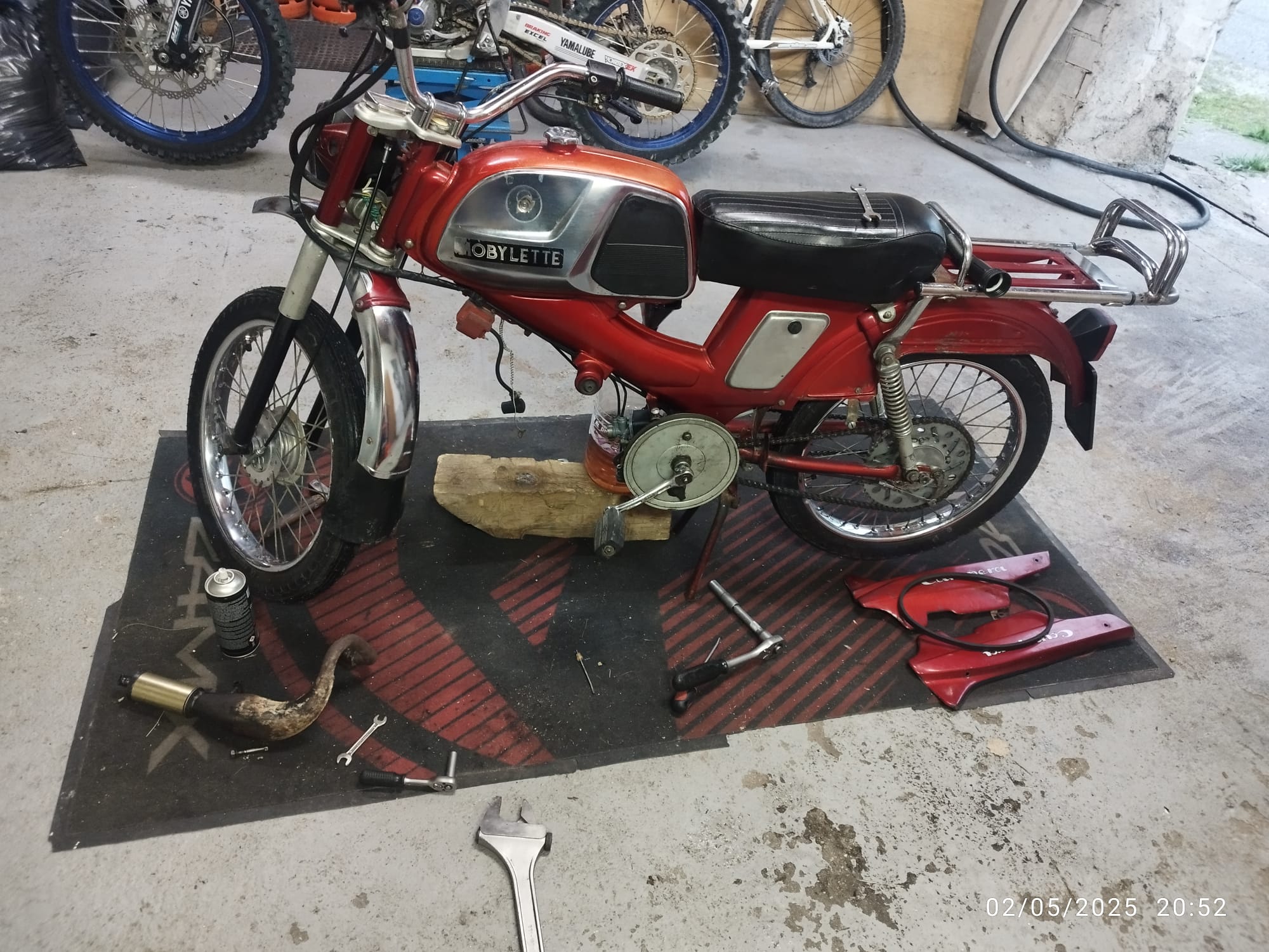 Una de las Mobylettes preparándose para el viaje