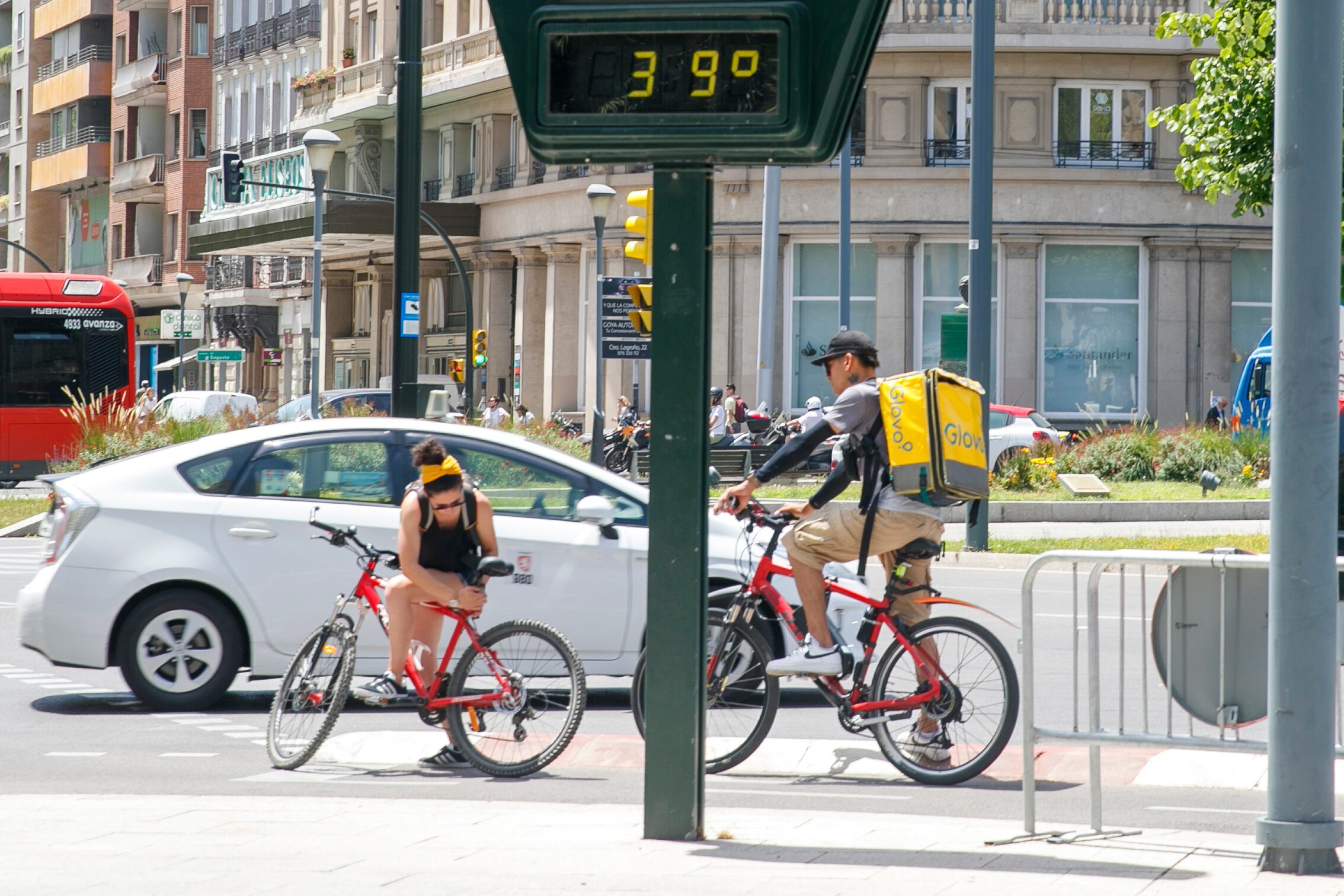 Un termómetro marca 39 grados en el centro de Zaragoza en la ola de calor de junio