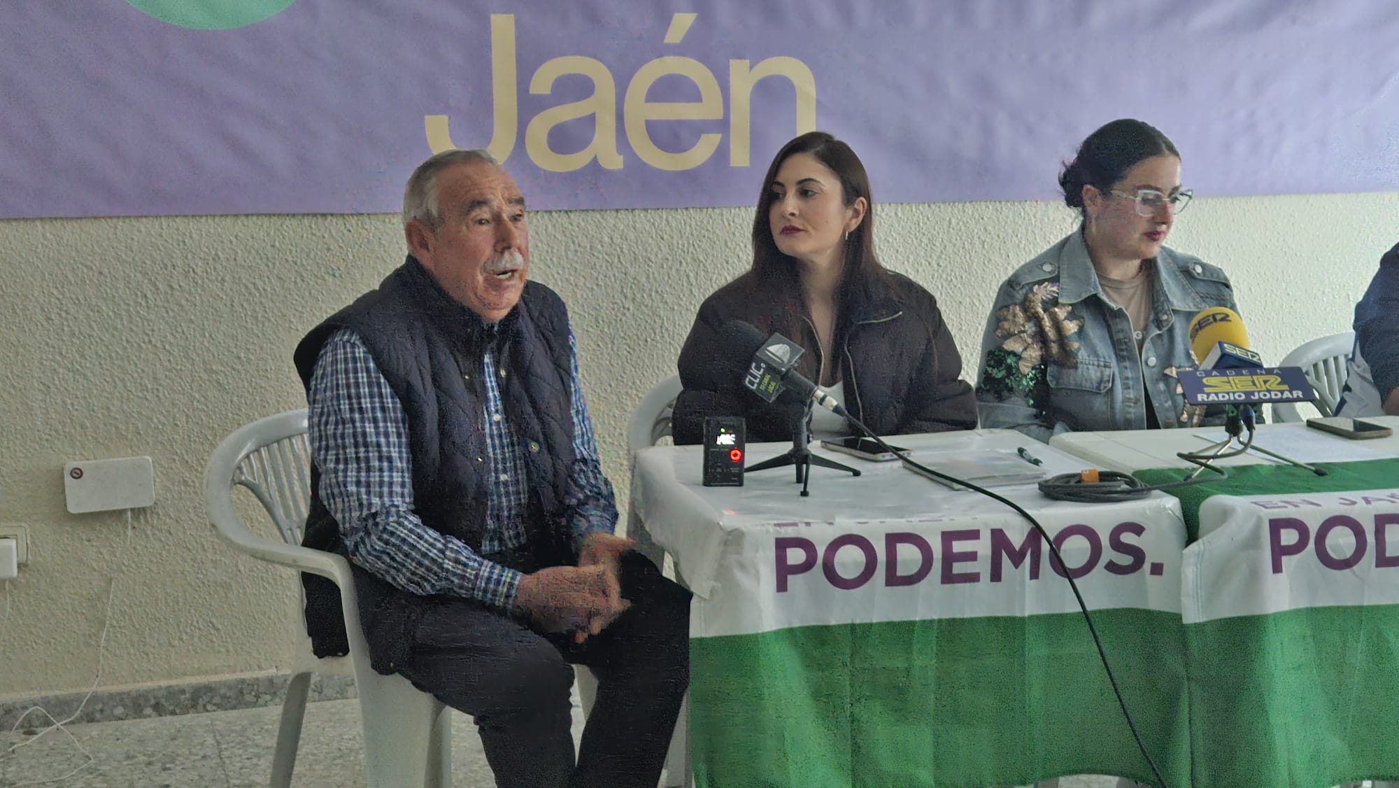 Momento de la intervención de José Luis Angulo, en presencia de las dos concejalas NO adscritas
