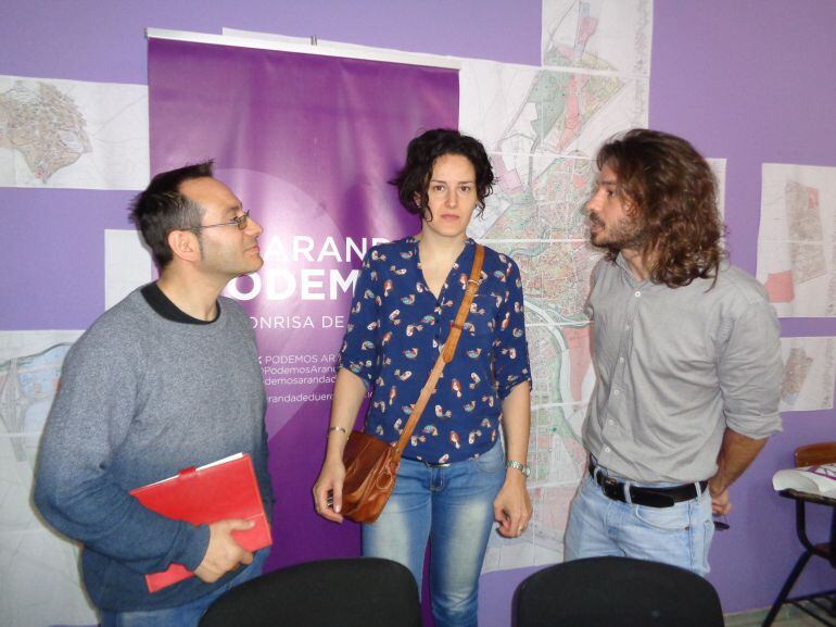 El diputado Miguel Vila charla con los concejales arandinos Laura del Pozo y Andrés Gonzalo