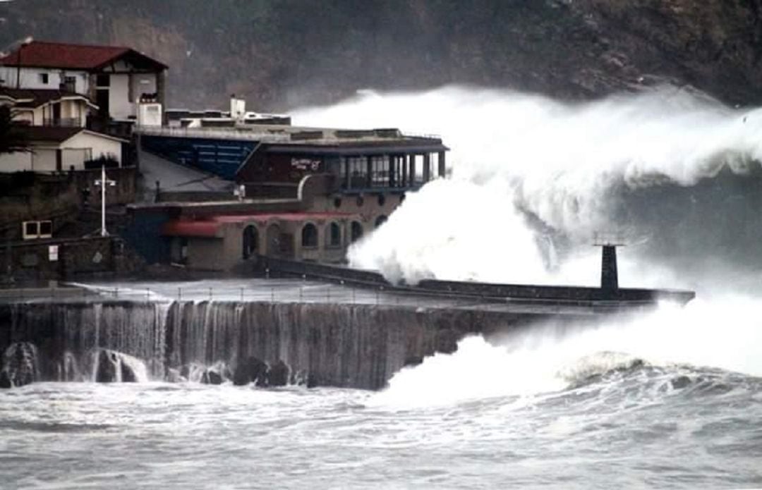 El puerto de Lekeitio azotado por las olas este pasado fin de semana