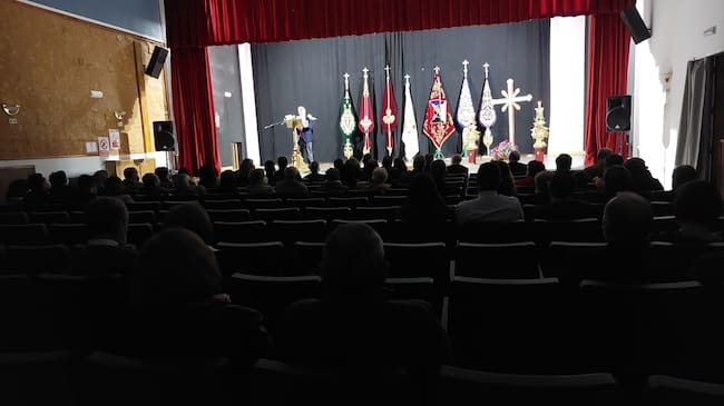 Aspecto del Salón de Actos con apenas medio aforo de público asistente