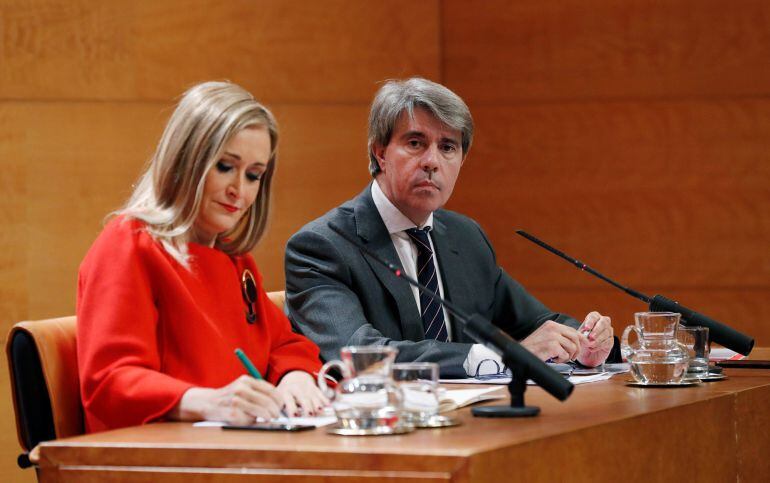 Fotografía facilitada por la Comunidad de Madrid de la presidenta, Cristina Cifuentes, junto al número dos regional, Ángel Garrido,