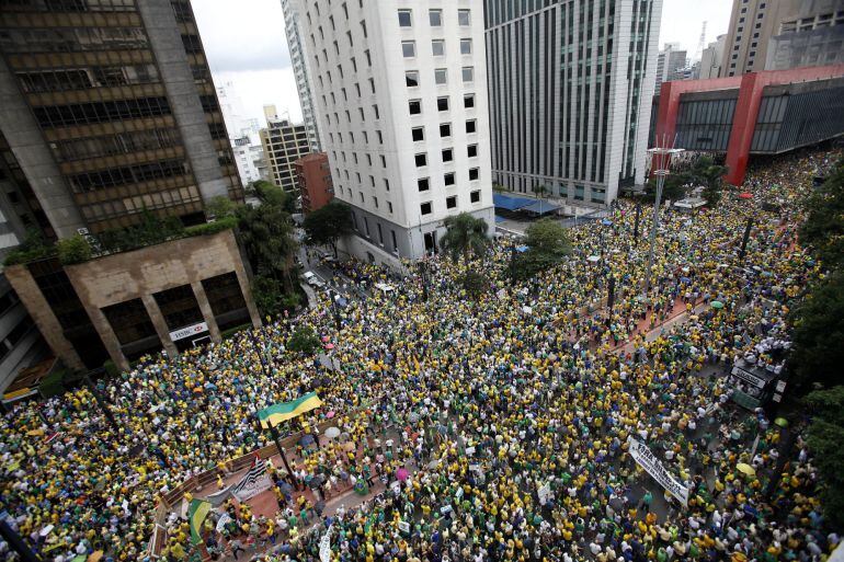 Opositores brasileños durante la manifestación en Sao Paulo contra la presidenta Dilma Rousseff