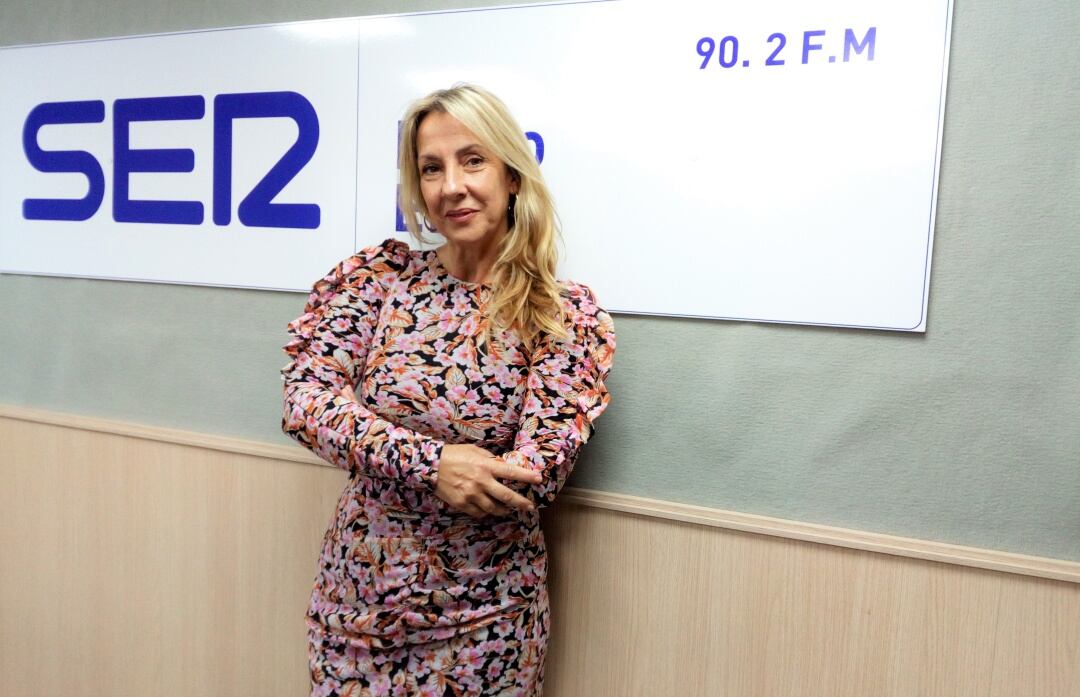 La periodista y escritora,Rosa Vidal, en el estudio de Radio Elda SER