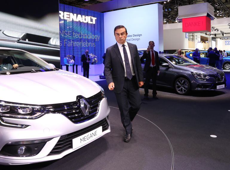 El presidente ejecutivo de Renault, Carlos Ghosn antes de la inauguración del nuevo Renault Megane en el Salón del Automóvil de Frankfurt 2015.