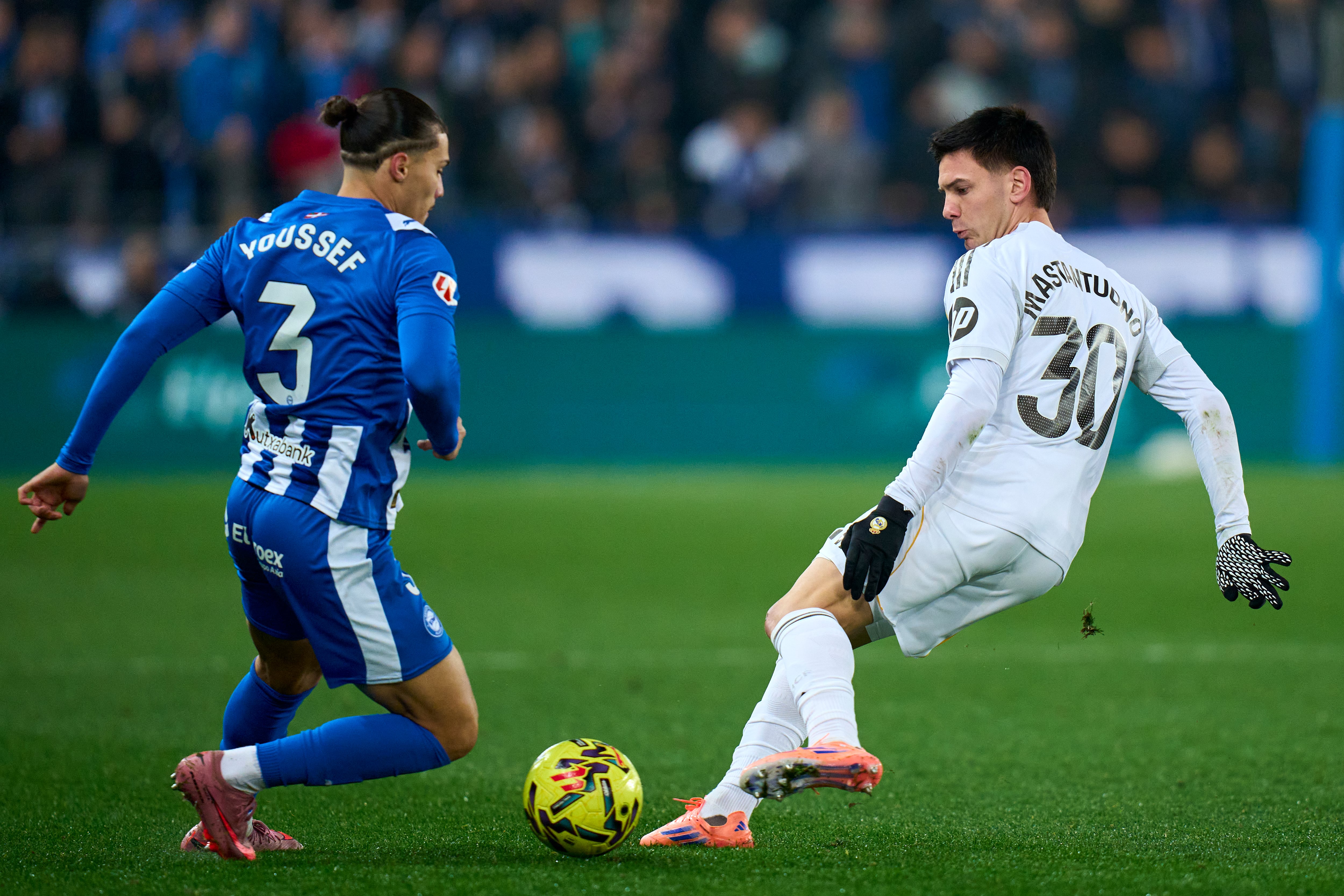 Mastantuono pelea el balón con 'Yusi', canterano del Real Madrid, en el partido contra el Alavés