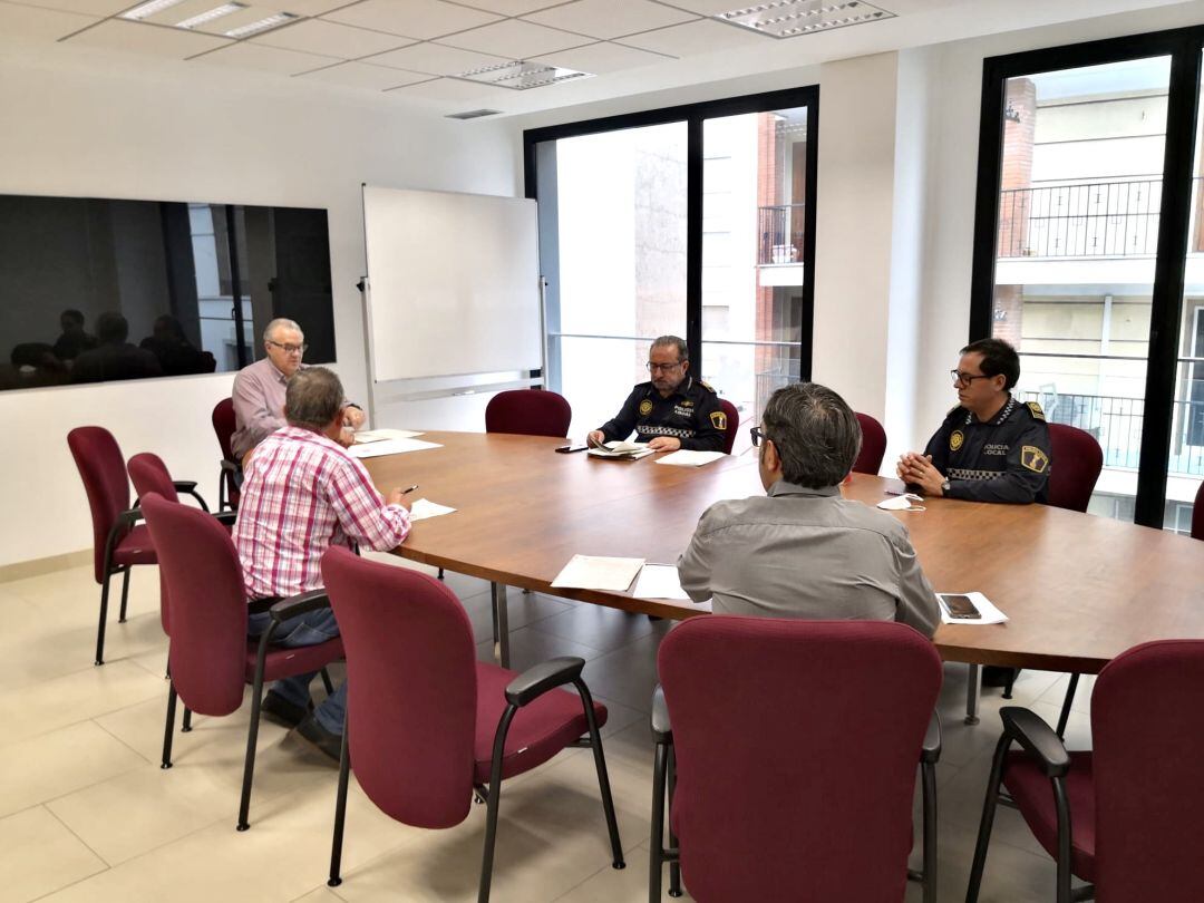 El concejal de Comercio de Almassora, Javier Martí, y el comisario de la Policía Local de Almassora, Roberto Verdoy, se han reunido hoy con los técnicos del área de Consumo y Mercados