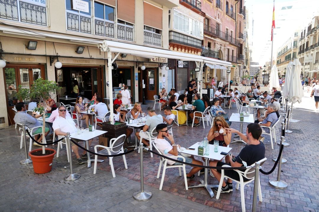 Ambiente en las terrazas de los bares durante el primer día de la prohibición de realizarlo en la vía pública en Andalucía si no existe una distancia de dos metros de separación con otras personas para evitar contagios de Covid-19. 