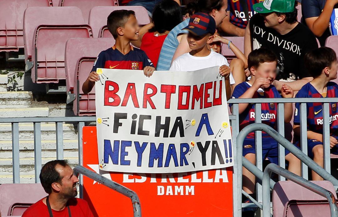 Unos niños muestran una pancarta en el Camp Nou pidiendo el fichaje de Neymar.