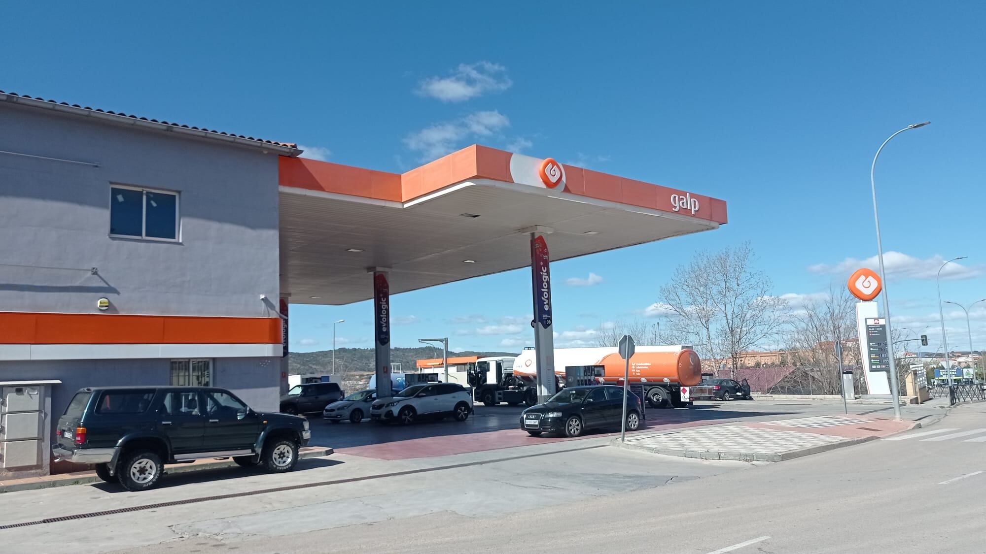 Coches en una estación de servicio en Cuenca