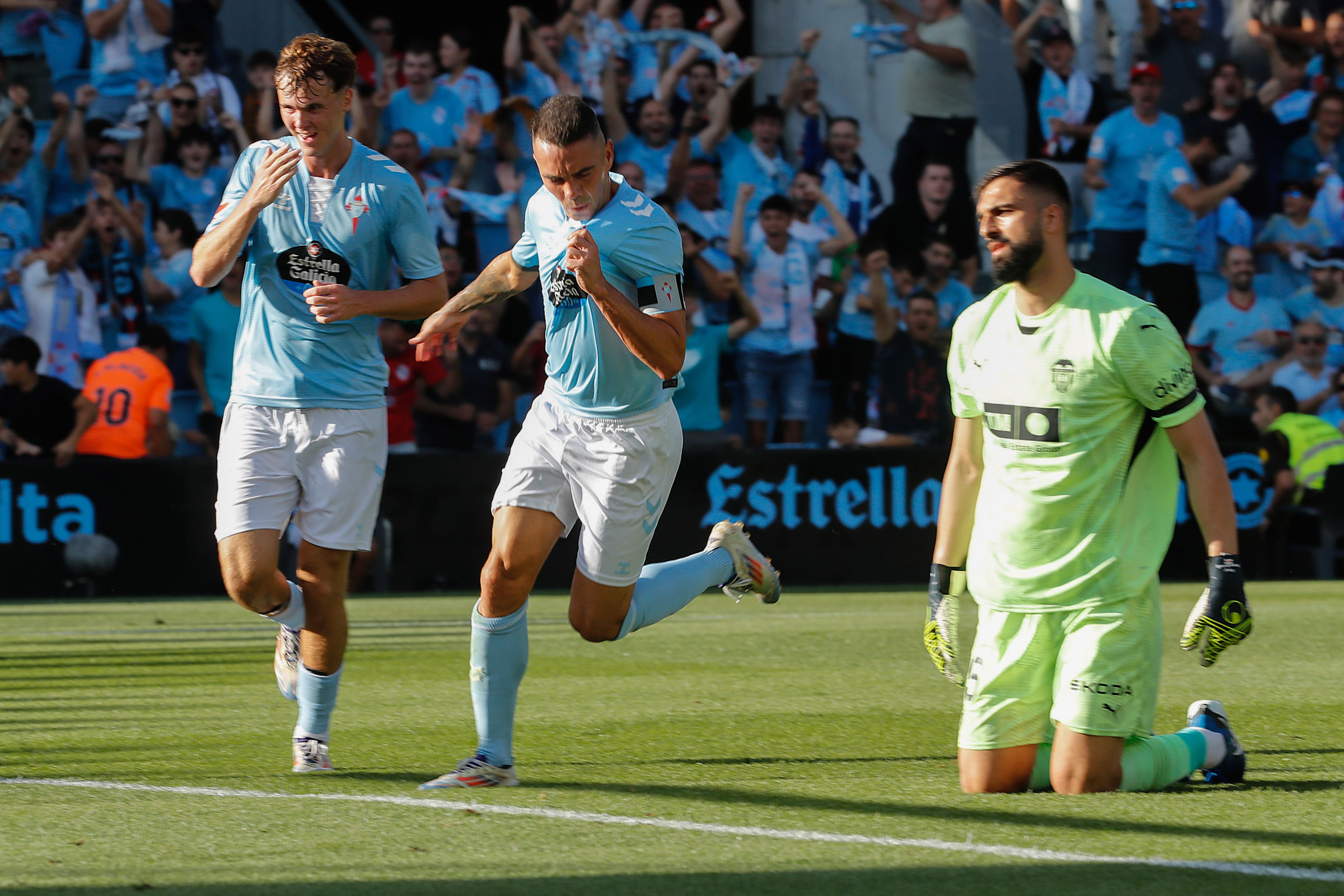 VIGO (PONTEVEDRA), 23/08/2024.- El delantero del Celta Iago Aspas (c) celebra tras marcar el segundo gol ante el Valencia, durante el partido de Liga en Primera División que Celta y Valencia CF disputan este viernes en el estadio de Balaídos, en Vigo. EFE/Salvador Sas
