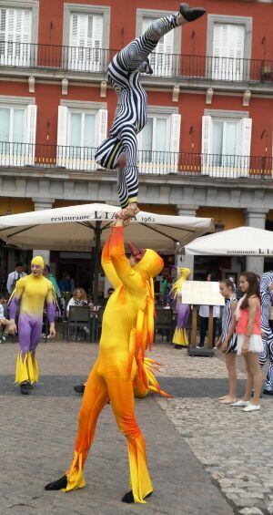 Los artistas de Aihua durante un pasacalles por la Plaza Mayor