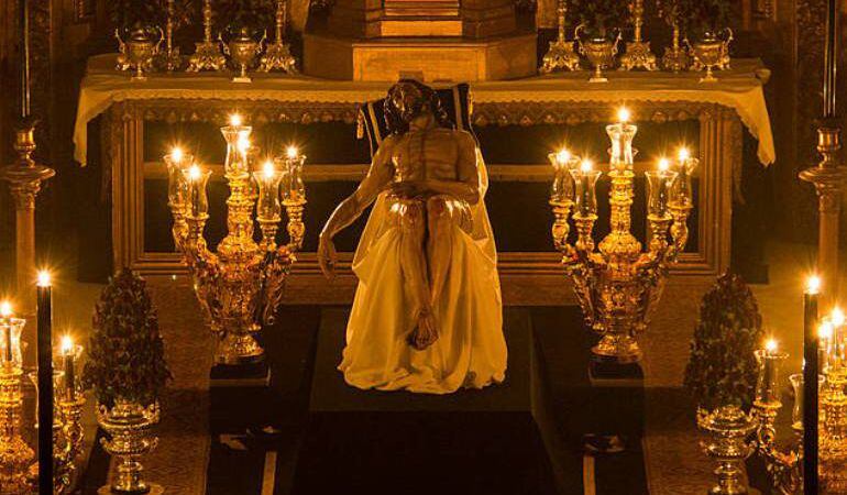 El Cristo de la Caridad de Santa Marta, durante el besapiés del Domingo de Pasión de 2014