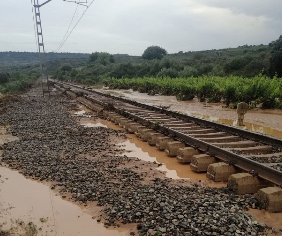 Estado en el que se encontraba la línea ferroviaria entre Logroño y Fuenmayor tras las tormentas de ayer lunes