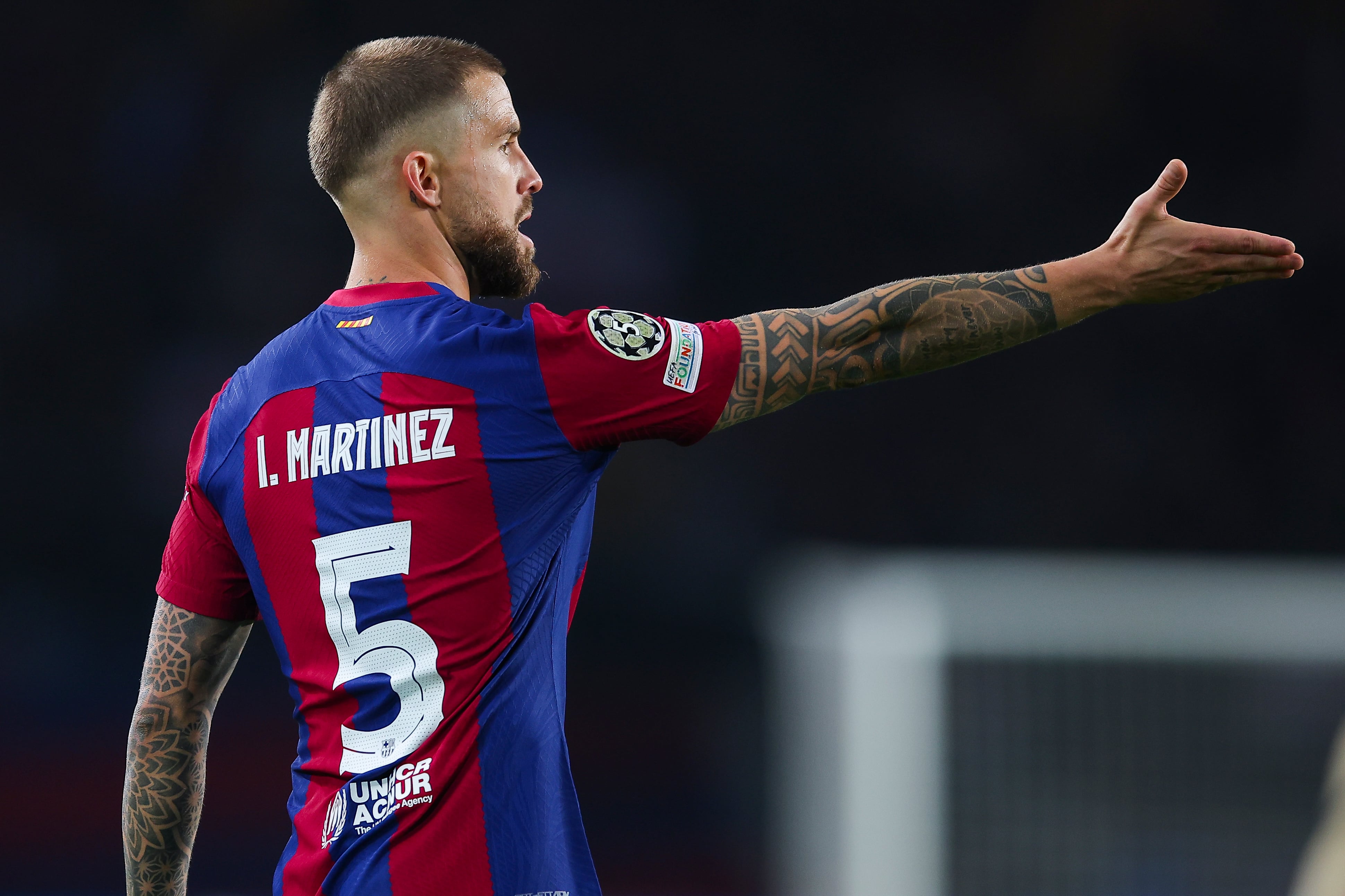 Íñigo Martínez da órdenes a sus compañeros durante el partido entre FC Barcelona y Oporto de la Champions League. (Photo by Eric Alonso/Getty Images)