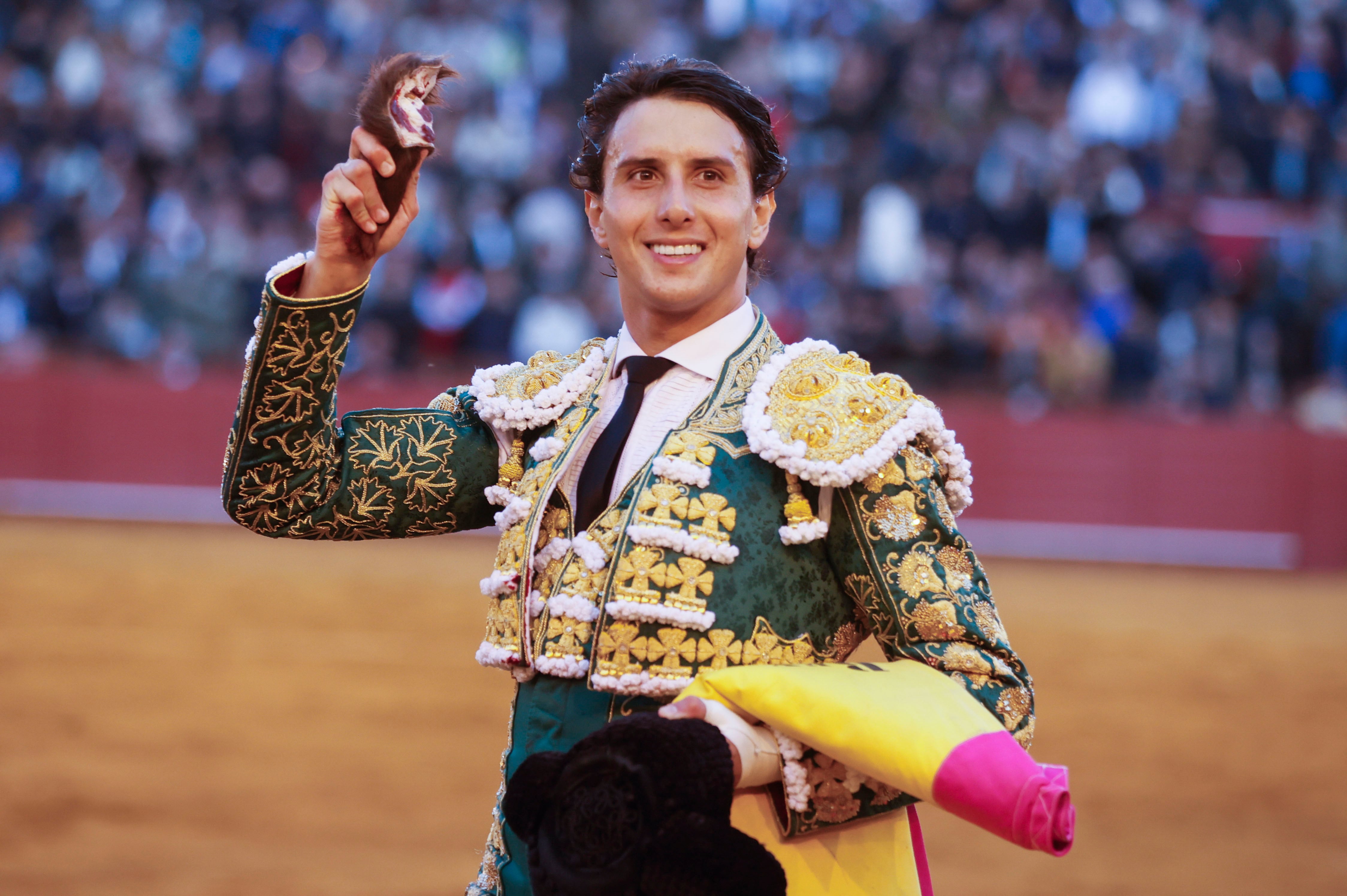 SEVILLA, 31/03/2024.- El torero peruano Andrés Roca Rey corta una oreja del primer toro durante el festejo taurino que marca la apertura de la temporada taurina en la plaza de la Real Maestranza de Sevilla, en la tarde del Domingo de Resurrección, con toros de Hermanos García Jiménez. EFE/José Manuel Vidal
