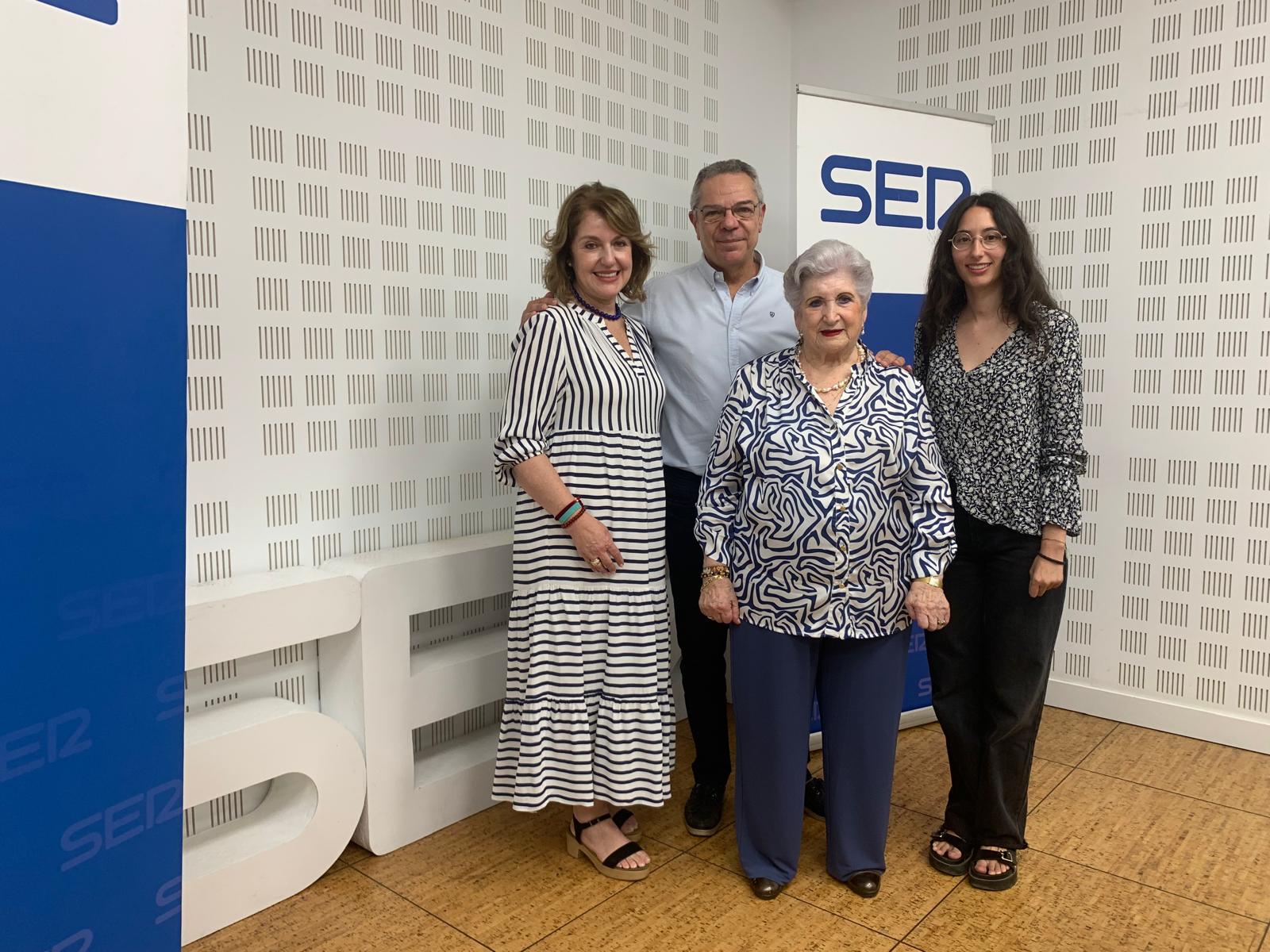 Laura Robles, Paquita Cruzado y su nieta inmaculada Robles, junto a Salomón Hachuel