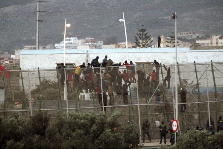 GRA008. MELILLA, 31/10/2014.- Alrededor de 30 inmigrantes subsaharianos permanecen encaramados a la valla que separa Melilla de Marruecos tras el intento de salto protagonizado esta mañana por un grupo de unas 200 personas. Un fuerte despliegue policial a