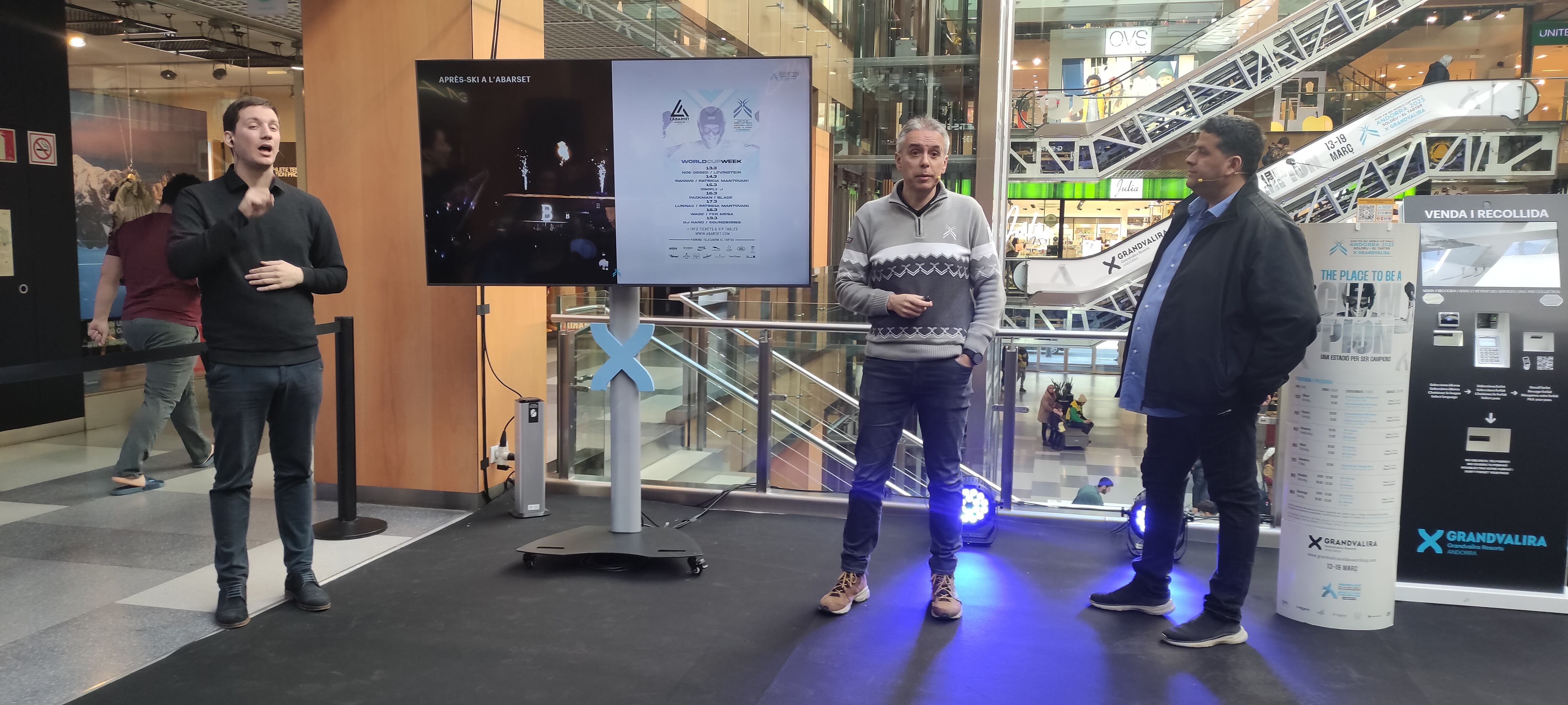 Presentació de les activitats paral·leles a les finals de la Copa del món d'esquí alpí amb el director de l'organització, David Hidalgo, al capdavant (c).
