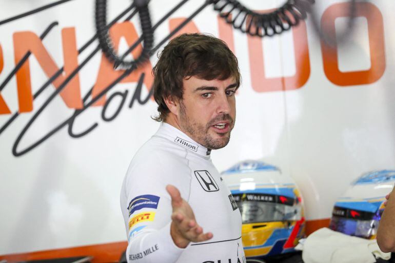 Alonso se prepara antes de la primera sesión de entrenamientos