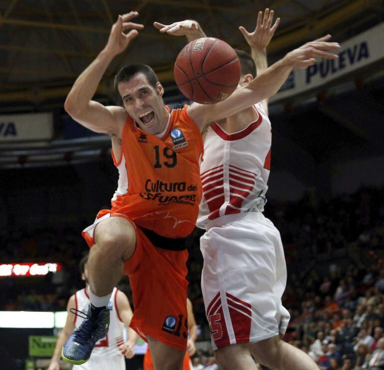 GRA405. VALENCIA. 20/10/2015.- El alero del Valencia Basket, Fernando San Emeterio (c), intenta entrar a canasta ante Joan Sastre (i) y Halil Kanacevic, del CAI Zaragoza, durante el partido de Eurocopa que se juega esta noche en el pabellón de la Fuente de San Luis, en Valencia. EFE/ Juan Carlos Cárdenas