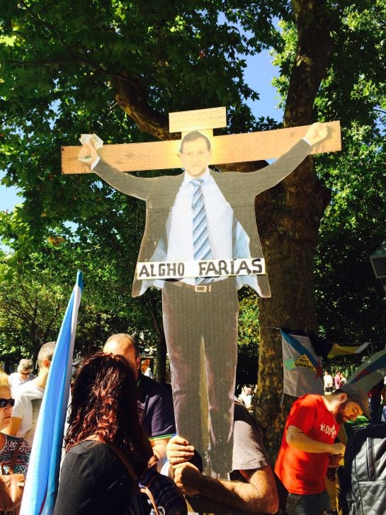 La parodia estuvo presente en la manifestación, aquí &quot;crucificando&quot; a Mariano Rajoy