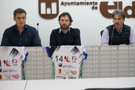 Los dos entrenadores con el presidente