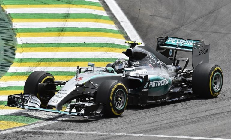 El piloto alemán Nico Rosberg, de la escudería Mercedes, rueda por Interlagos 