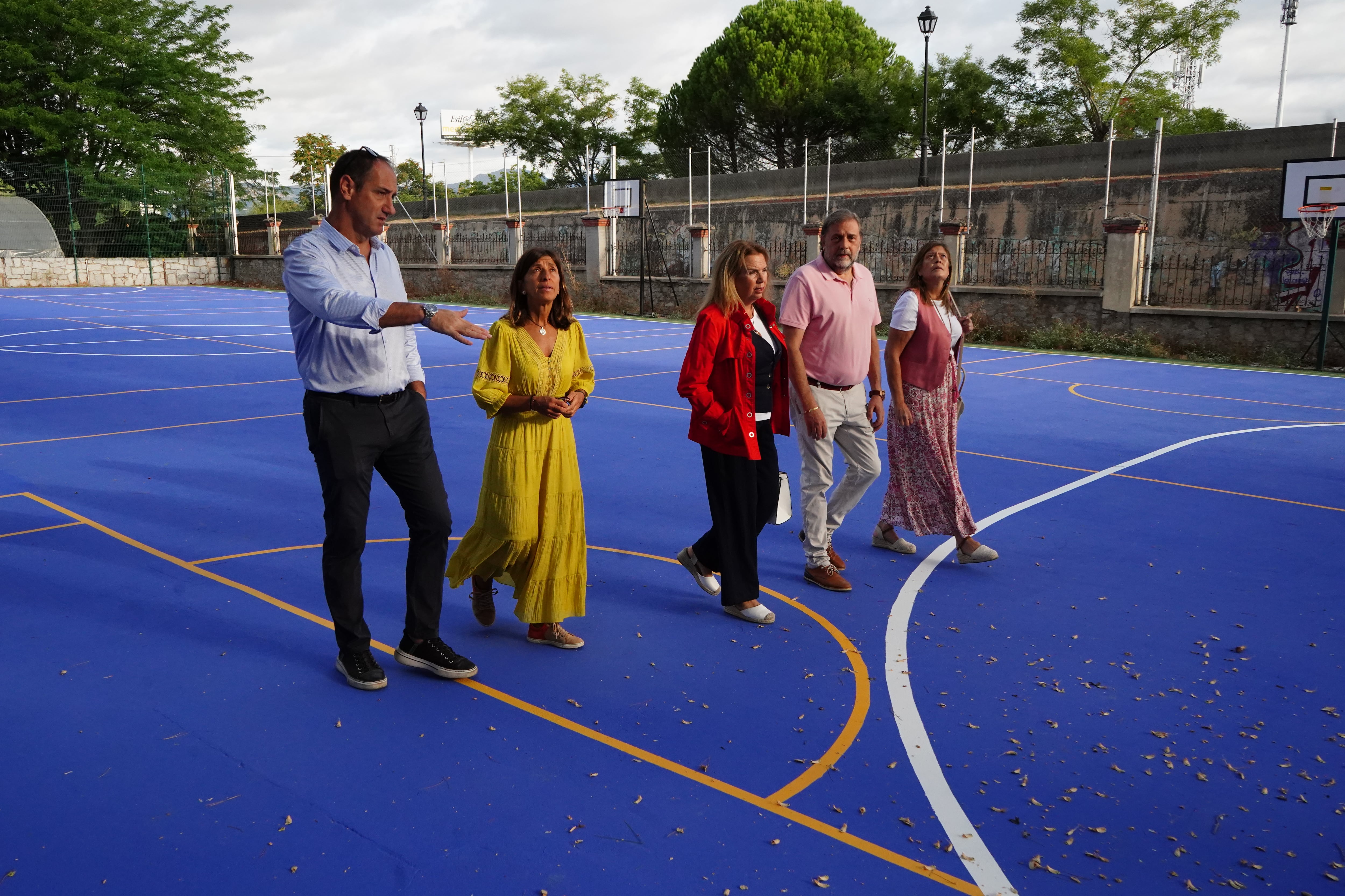 (ARCHIVO) El alcalde de Alpedrete, Juan Rodríguez (izquierda), visita el pasado septiembre uno de los centros donde se ejecutaron las obras, junto al exconcejal Alfredo García