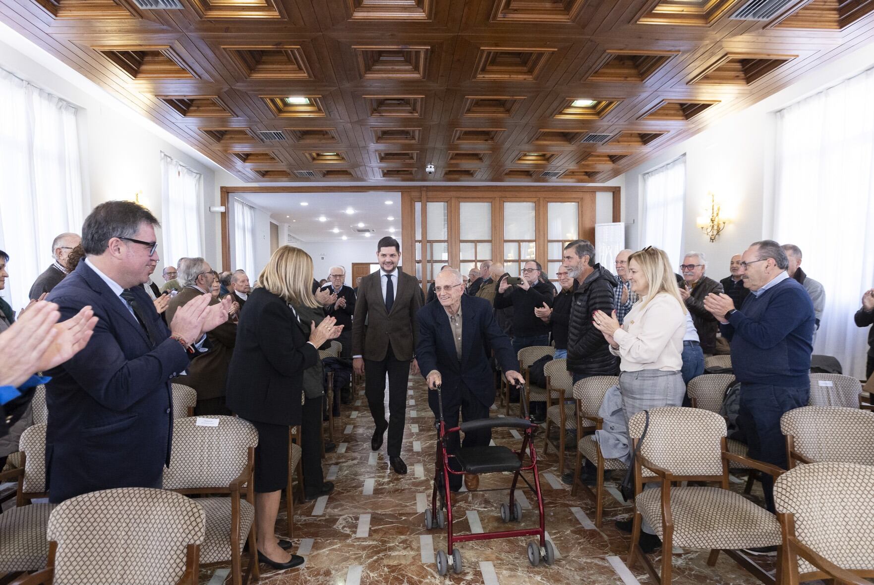 José Rausell entrando en el salón de plenos para recibir el Escudo de Oro de la ciudad.