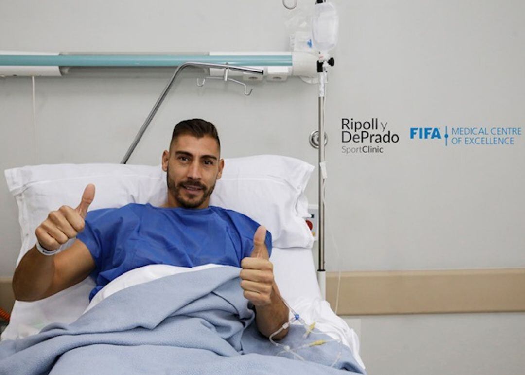 Samuel, tras la operación de rodilla