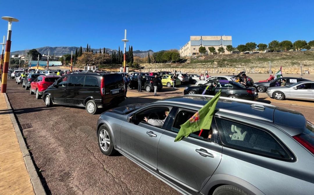 Caravana de coches en la protesta del 14F