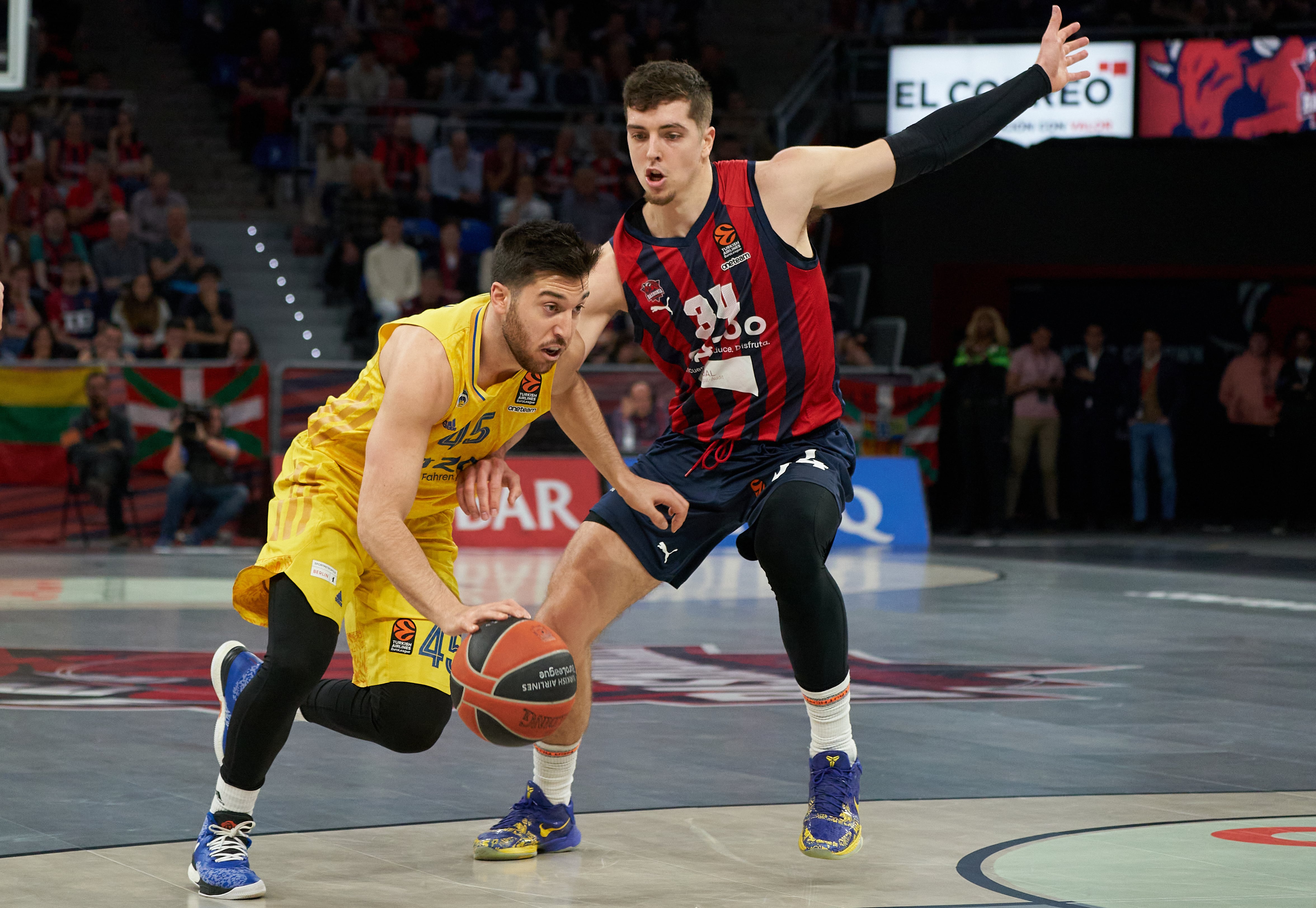 VITORIA, 28/03/2023.- El alero estadounidense del Cazoo Baskonia Daulton Hommes (d) defiende al base israelí del Alba Berlín Tamir Blatt en una jugada del partido correspondiente a la jornada 31 de la Euroliga que se disputa este martes en el Fernando Buesa Arena. EFE / L. Rico
