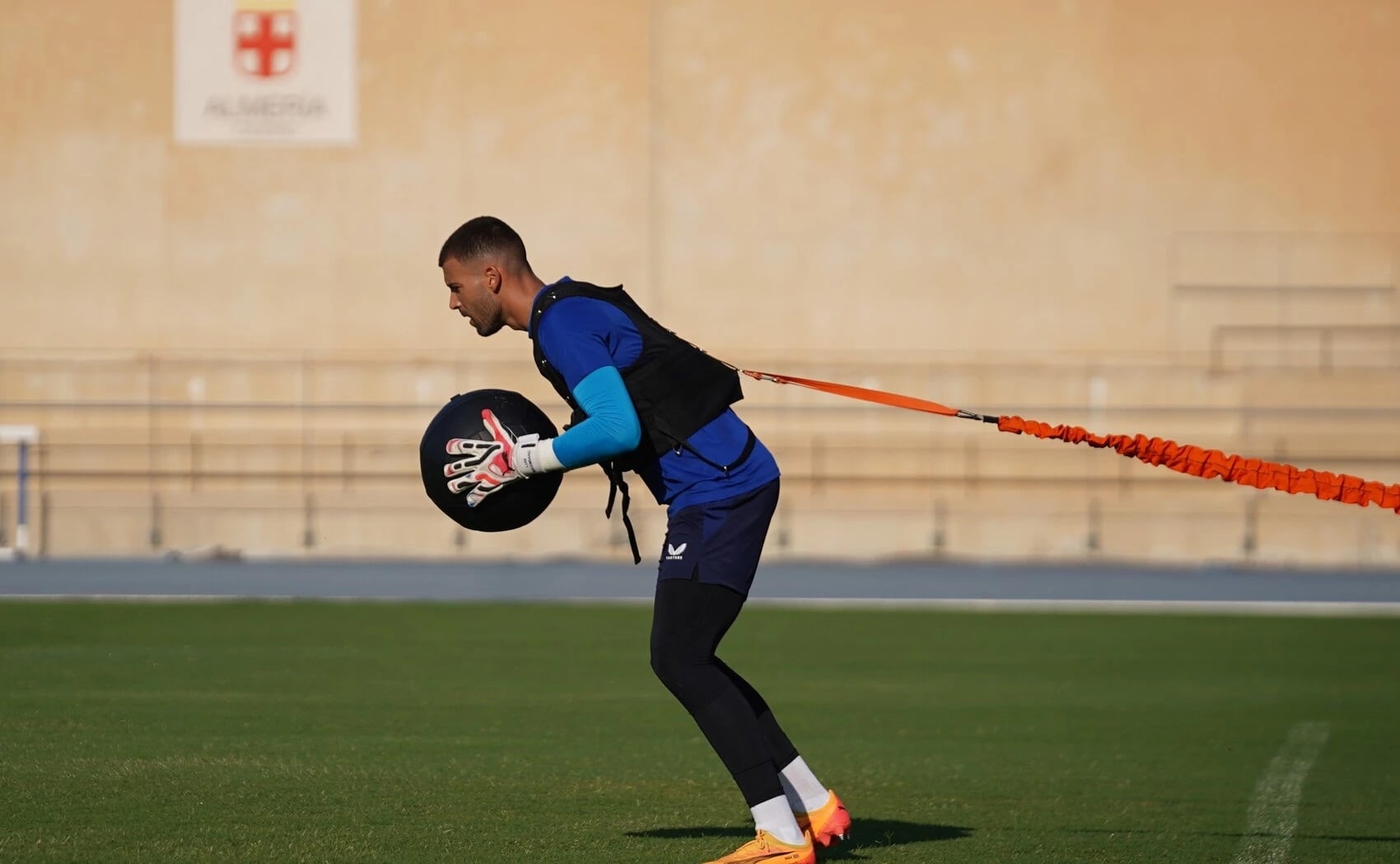 Maximiano está bien atado al Almería.