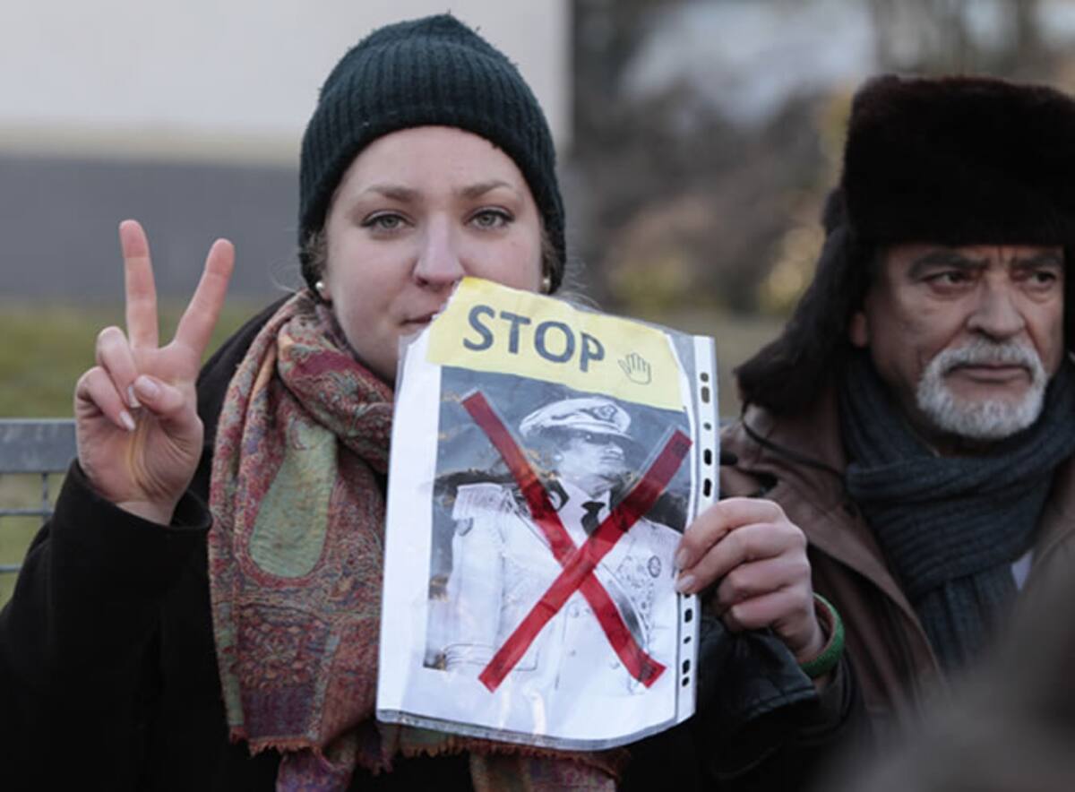 Una joven pide el fin de la violencia en Libia en la Embajada de Berlín