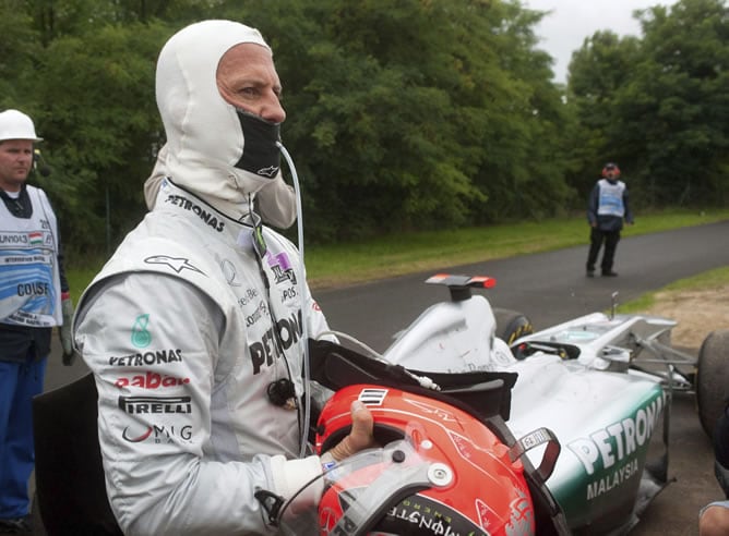 El piloto alemán, Michael Schumacher, de Mercedes GP, sale del monoplaza tras salirse de la trazada durante el Gran Premio de Hungría de Fórmula Uno.