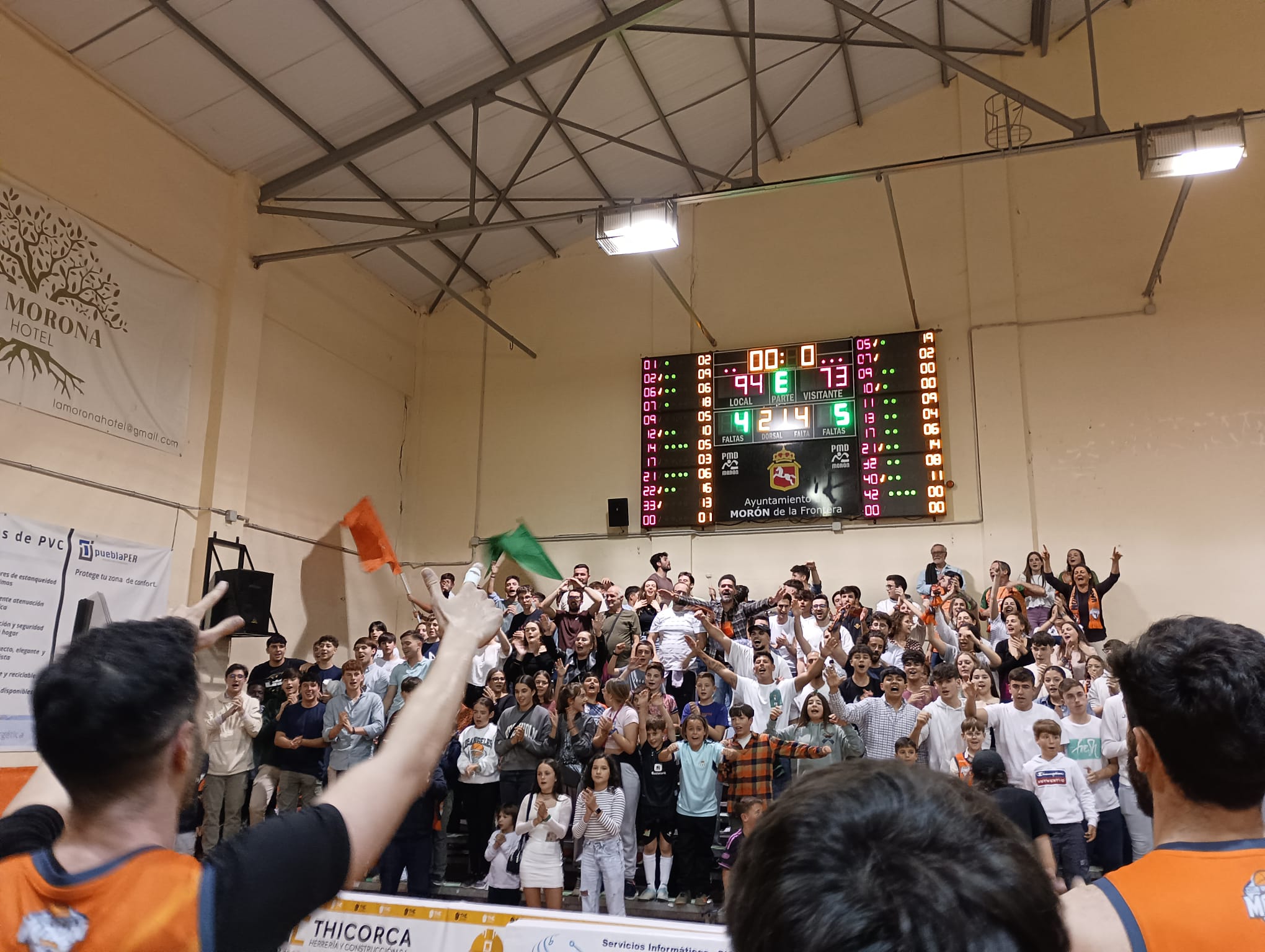 Jugadores y grada celebran el triunfo del sábado / Radio Morón