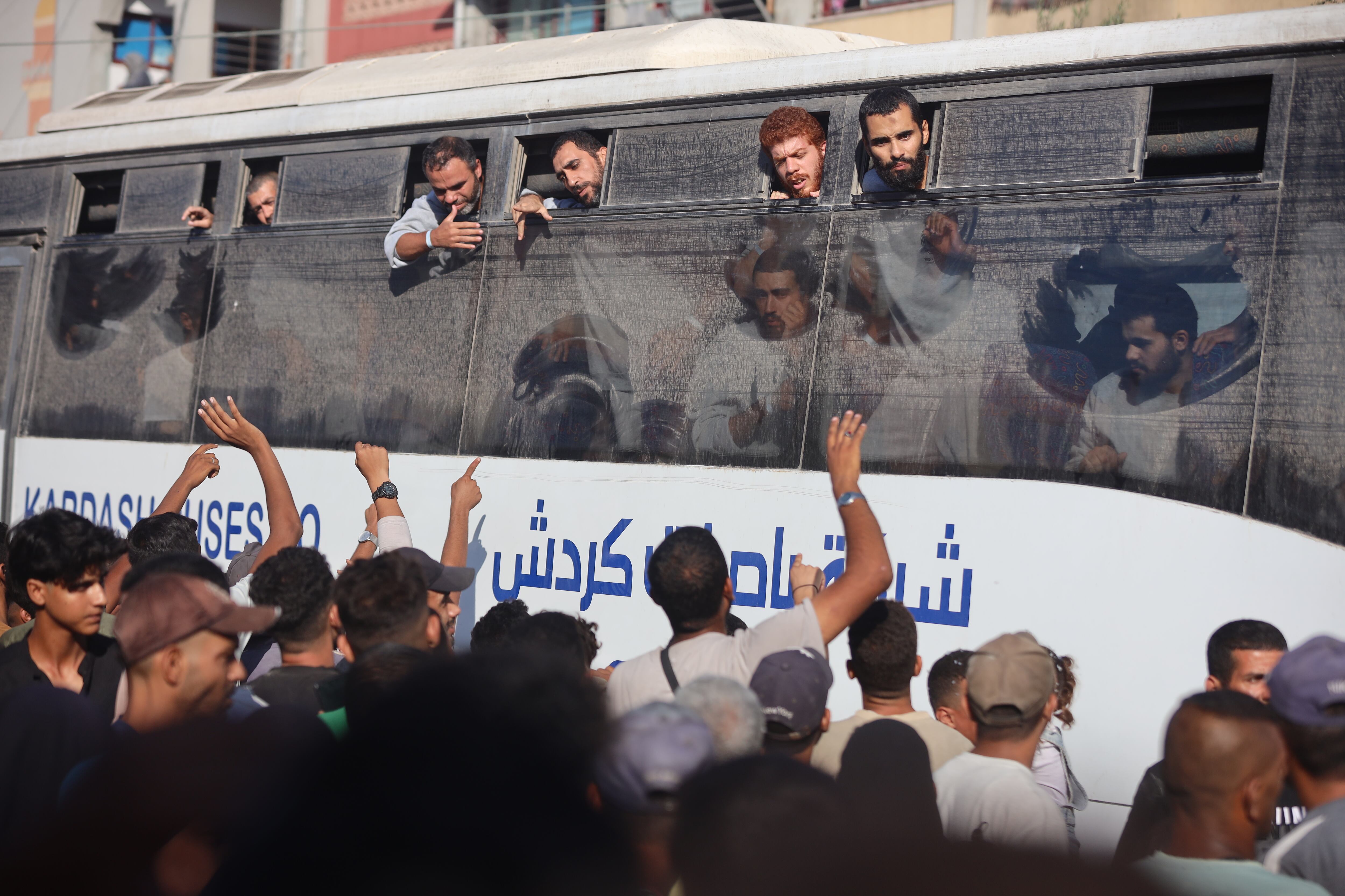 Autobuses con presos palestinos durante el intercambio entre Israel y Hamás.